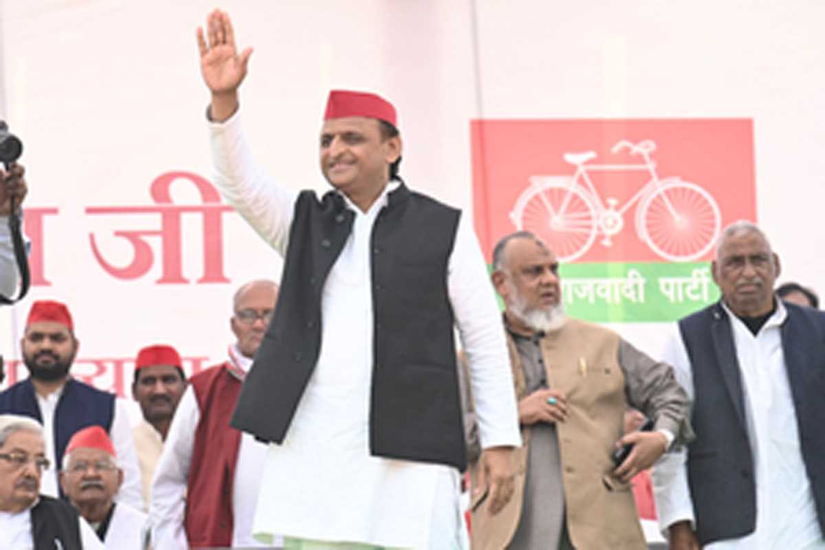 नेताजी की जयंती के मौके पर मंच से अखिलेश यादव को प्रधानमंत्री बनाने की उठी मांग